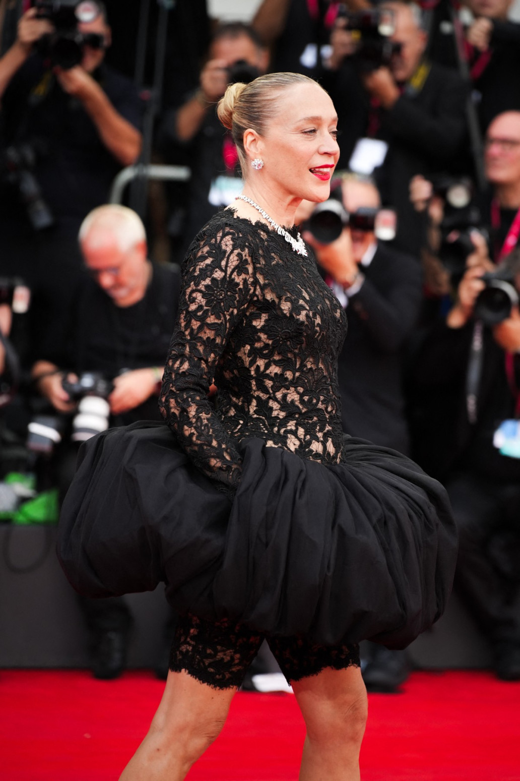 Nama je poznata po braku sa Sinišom, a svetu po čudnom trikou u kom je šetala Venecijom FOTO