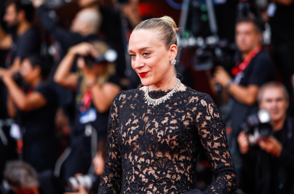 Nama je poznata po braku sa Sinišom, a svetu po čudnom trikou u kom je šetala Venecijom FOTO