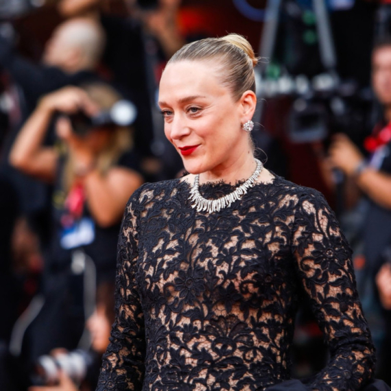 Nama je poznata po braku sa Sinišom, a svetu po čudnom trikou u kom je šetala Venecijom FOTO