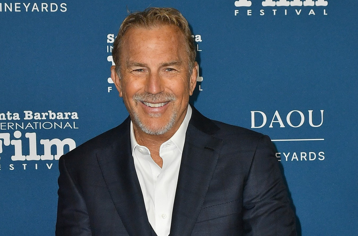 Mlađa je 24 godine i iza sebe ima buran život: Slavni zavodnik ljubi lepu plavušu?