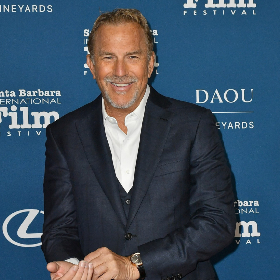 Mlađa je 24 godine i iza sebe ima buran život: Slavni zavodnik ljubi lepu plavušu?