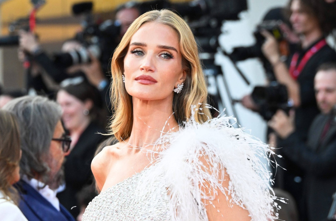 Seks-bomba "ubija izgledom" i nema nameru da stane FOTO