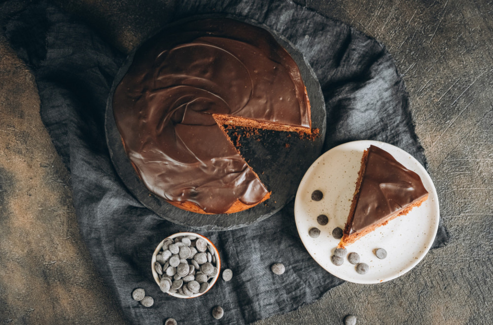 Sočan, kremast, uz mere "na šolje": Kolač od griza i jabuka je vaša nova omiljena poslastica