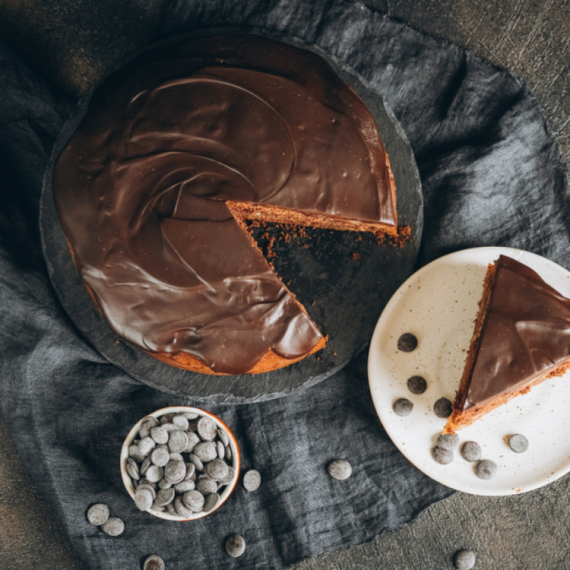 Sočan, kremast, uz mere "na šolje": Kolač od griza i jabuka je vaša nova omiljena poslastica