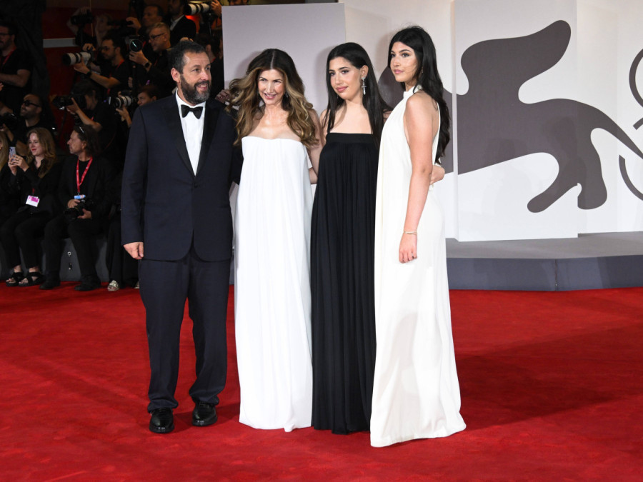 Najskromniji milioner uvek ukrade šou: Svi gledaju u njegovu suprugu i ćerke FOTO