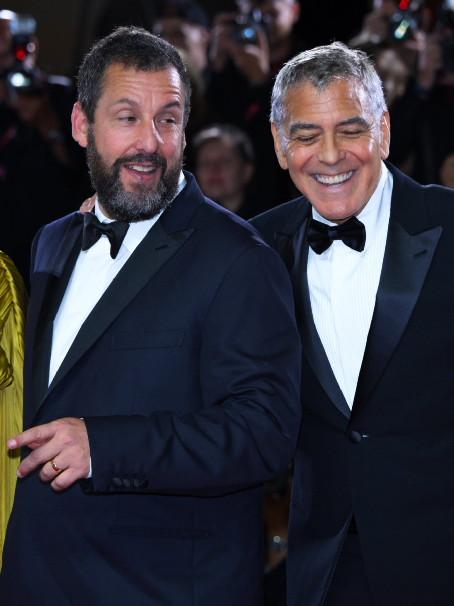 Najskromniji milioner uvek ukrade šou: Svi gledaju u njegovu suprugu i ćerke FOTO