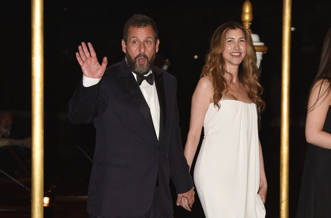 Najskromniji milioner uvek ukrade šou: Svi gledaju u njegovu suprugu i ćerke FOTO