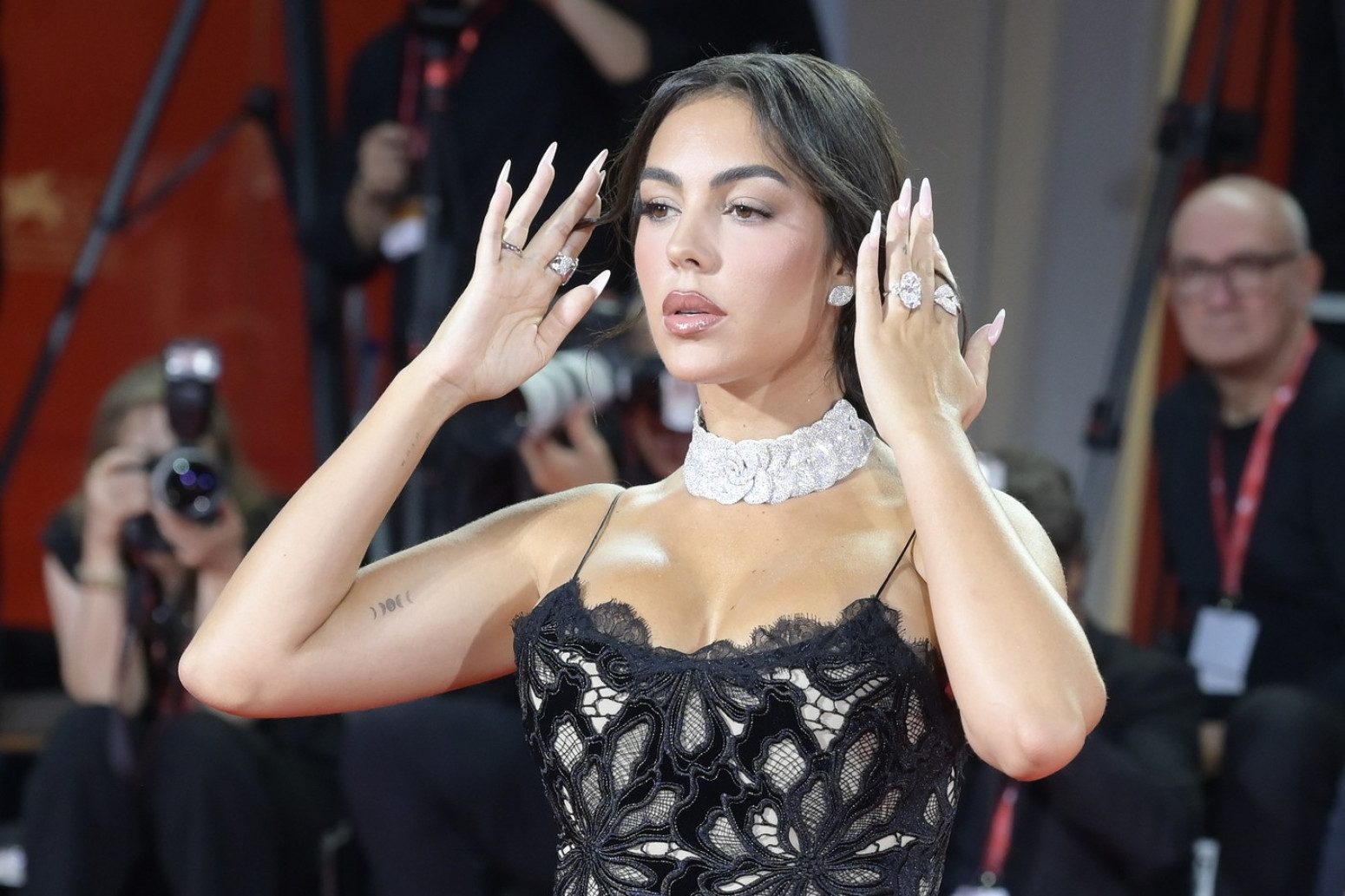 Dijamantski prsten ili bujne grudi – ne zna se šta je veće FOTO