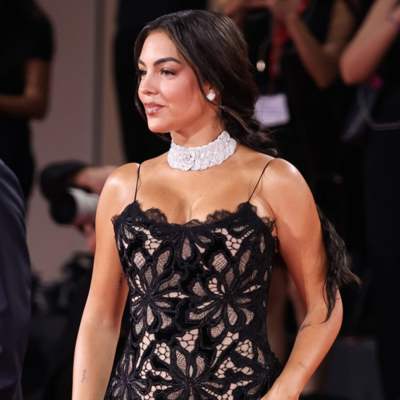 Dijamantski prsten ili bujne grudi – ne zna se šta je veće FOTO