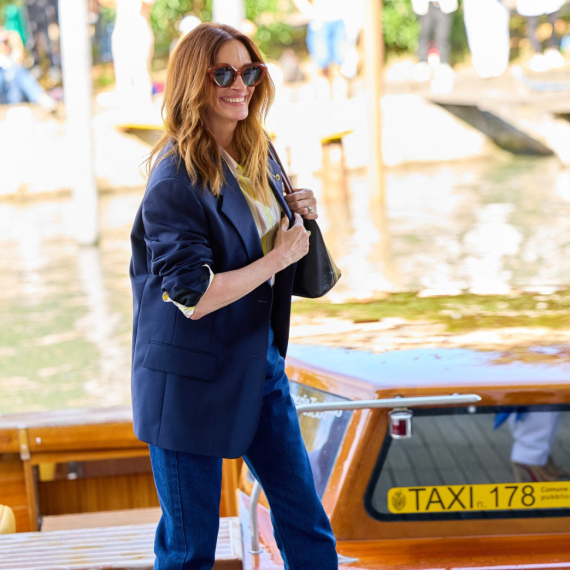 Dve lepotice – jedna odevna kombinacija: Kojoj bolje stoji? FOTO