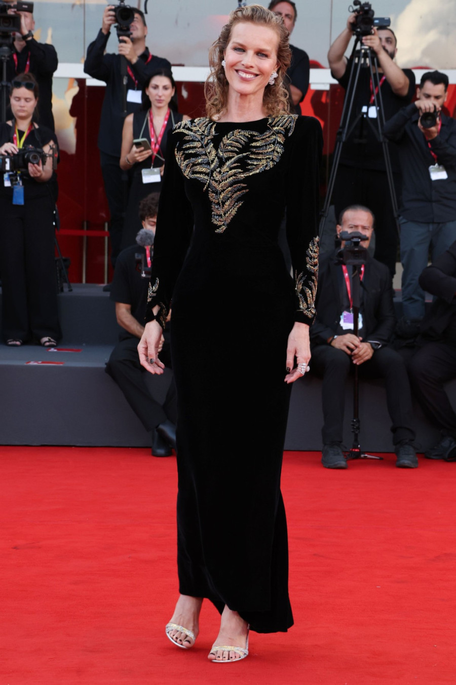 Bivša misica još uvek bez konkurencije: Demonstrirala je silu na crvenom tepihu FOTO