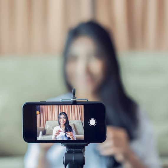 Influenserka šokirala priznanjem: "Bušila sam kondome fudbalerima da bih ostala trudna" FOTO