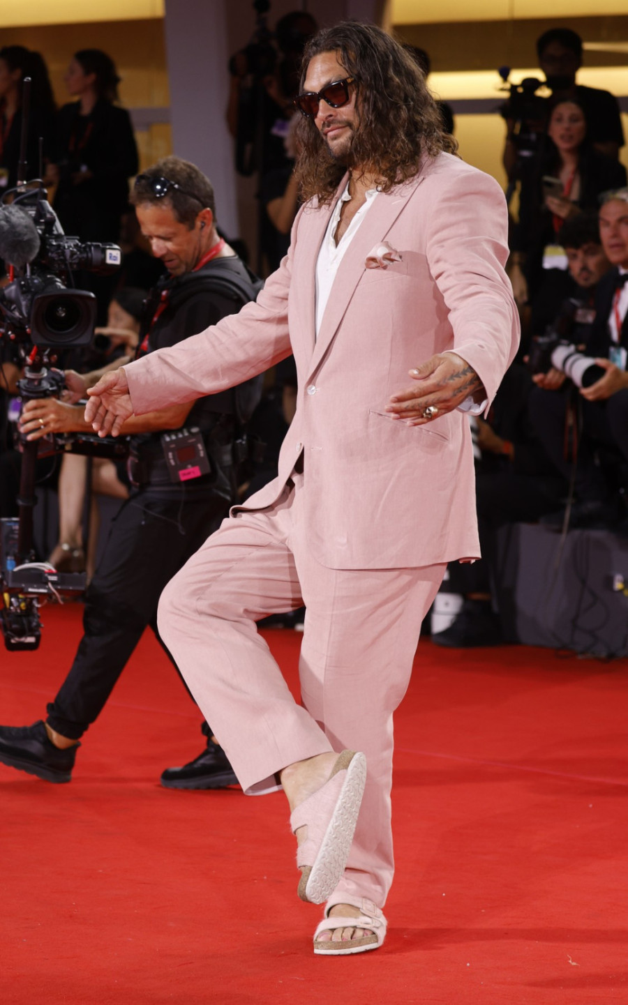 I kad nalakira nokte – žene opet lude za njim: Najbolji frajer Holivuda začudio Veneciju FOTO