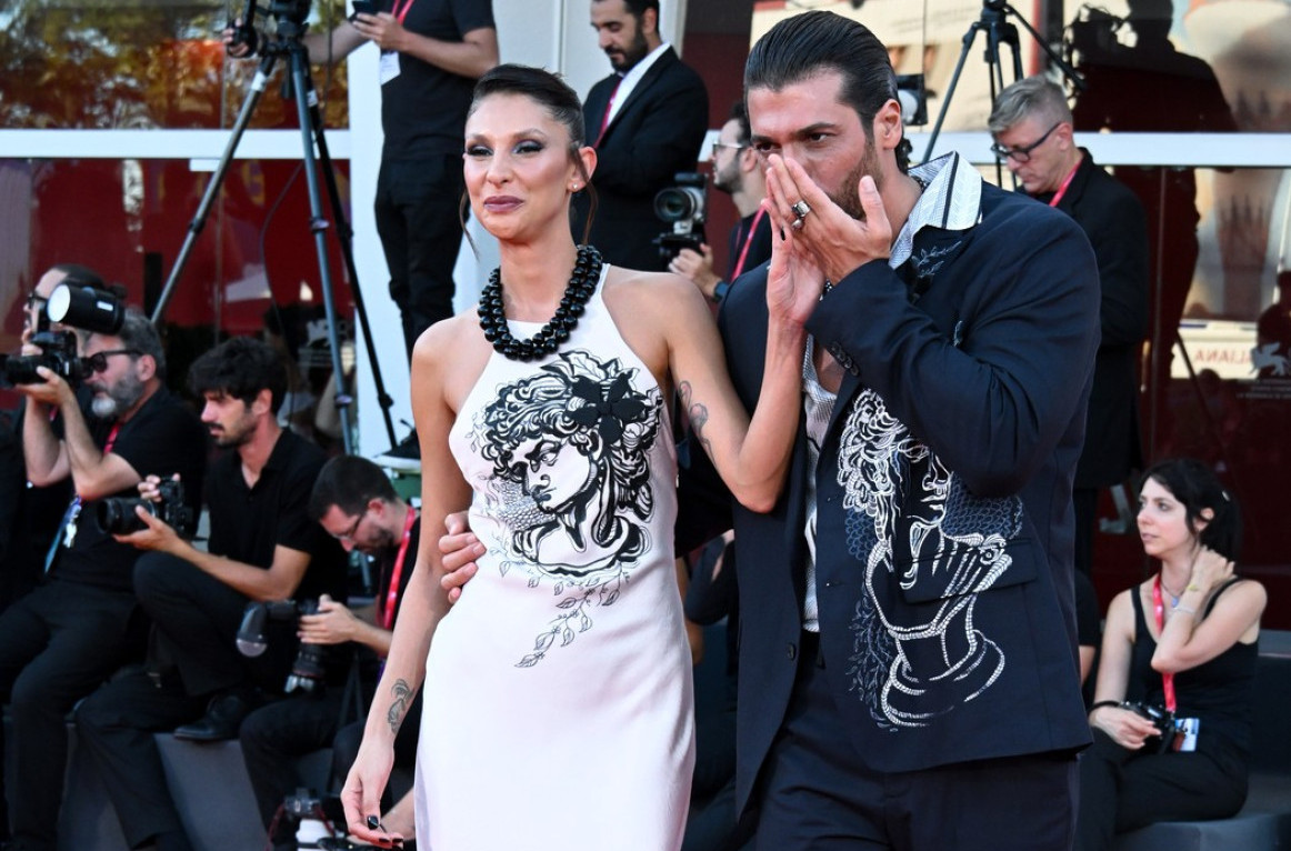 Najpoželjniji frajer sveta pokazao novu devojku i svi pričaju o njima FOTO/VIDEO