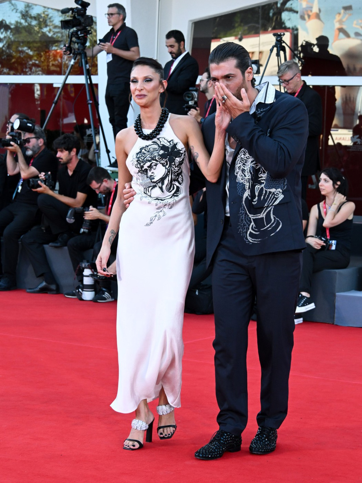 Najpoželjniji frajer sveta pokazao novu devojku i svi pričaju o njima FOTO/VIDEO