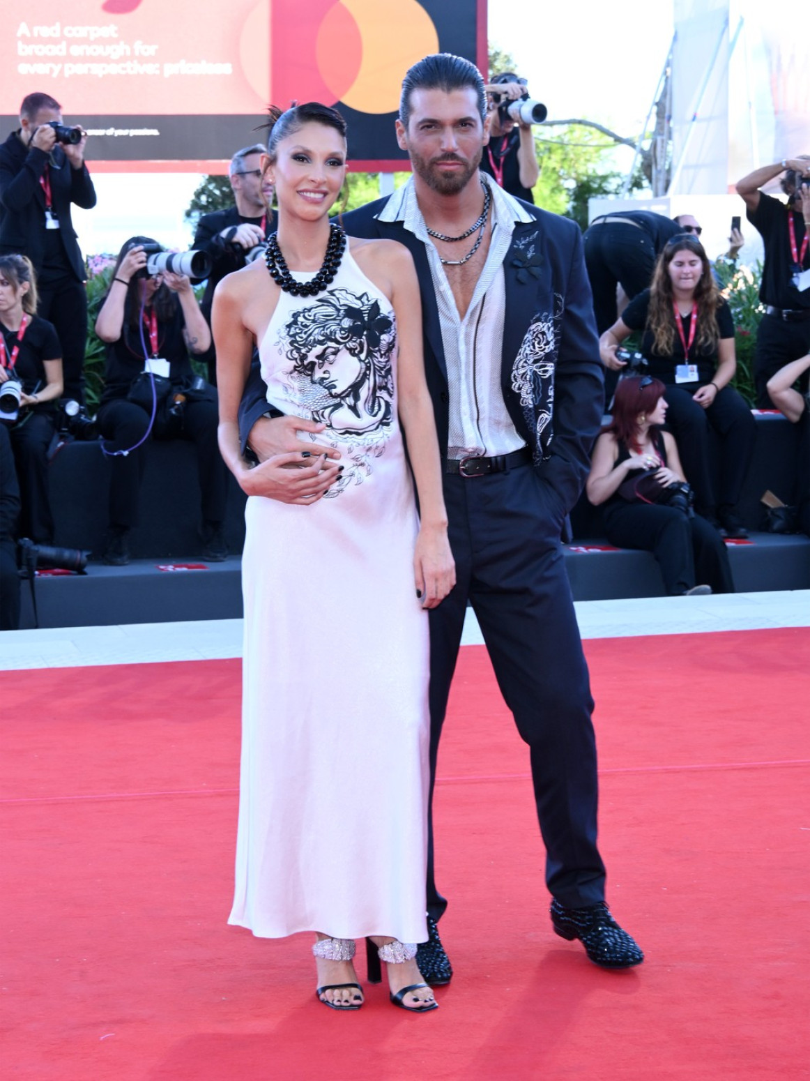 Najpoželjniji frajer sveta pokazao novu devojku i svi pričaju o njima FOTO/VIDEO