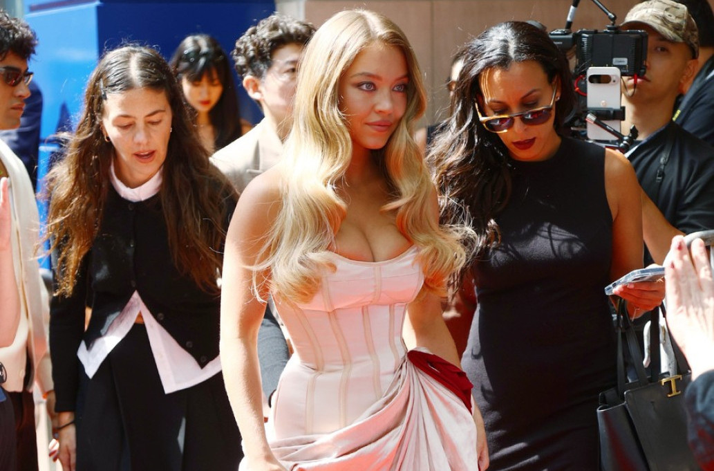 Konačno se pojavila u javnosti nakon skandala i nikad seksepilnije nije izgledala FOTO