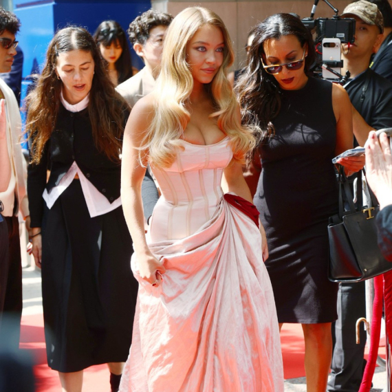 Konačno se pojavila u javnosti nakon skandala i nikad seksepilnije nije izgledala FOTO