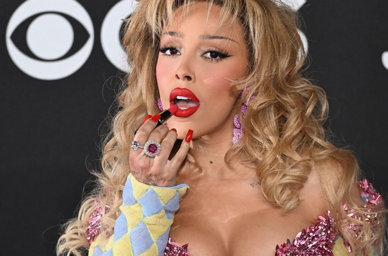 Video zapalio mreže, pevačica je pred celim svetom pojela karmin za usne FOTO/VIDEO