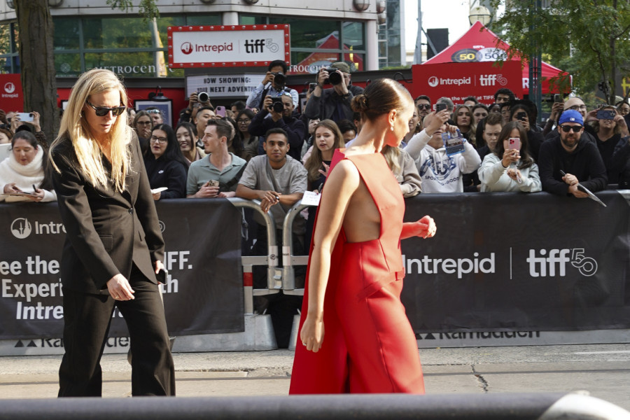 Ona je rizik koji hoda, a sada je zamalo otkrila grudi pred celim svetom FOTO