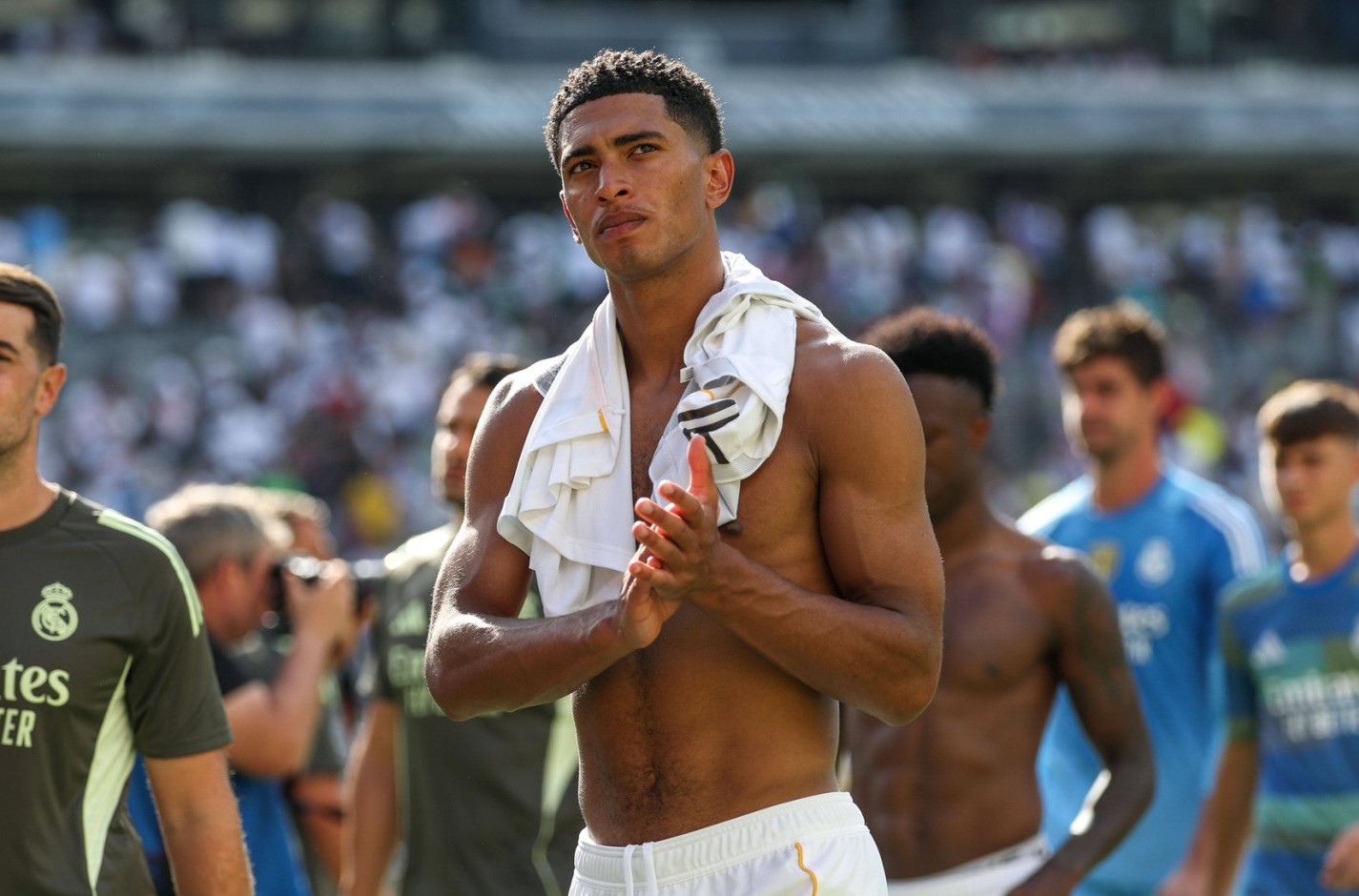 Ne mogu da obuzdaju strasti: Slavni fudbaler i njegova devojka uhvaćeni u škakljivoj pozi FOTO