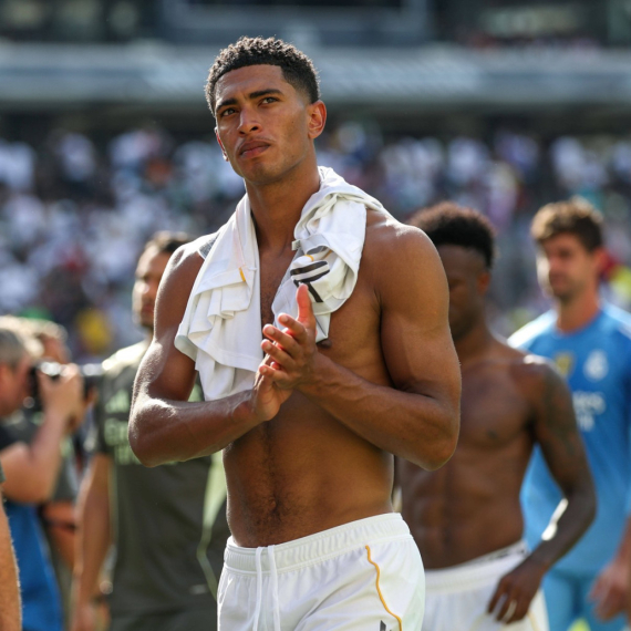 Ne mogu da obuzdaju strasti: Slavni fudbaler i njegova devojka uhvaćeni u škakljivoj pozi FOTO