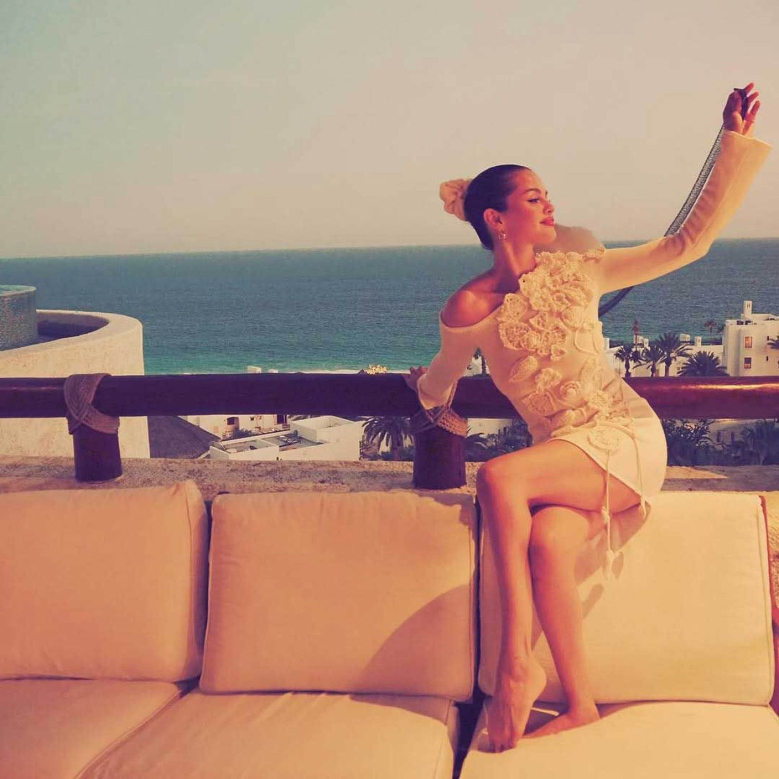 Haljina za sve prilike koju i slavna pevačica obožava: Ima je u svim bojama FOTO