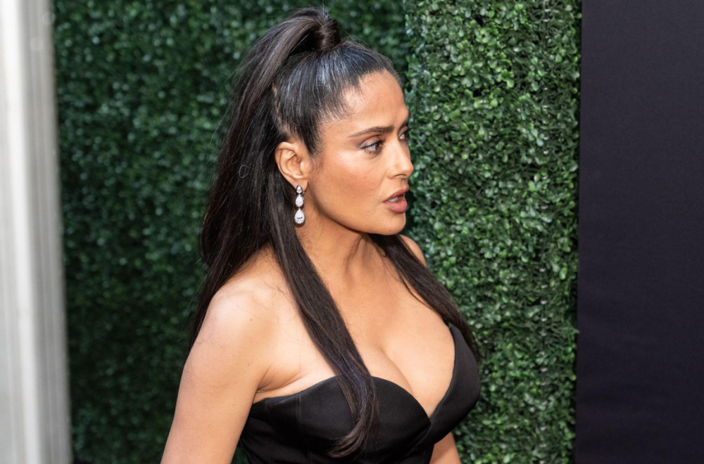 I kad je haljina jednostavna, ona je provokativna: Najbitnije je da se grudi vide FOTO