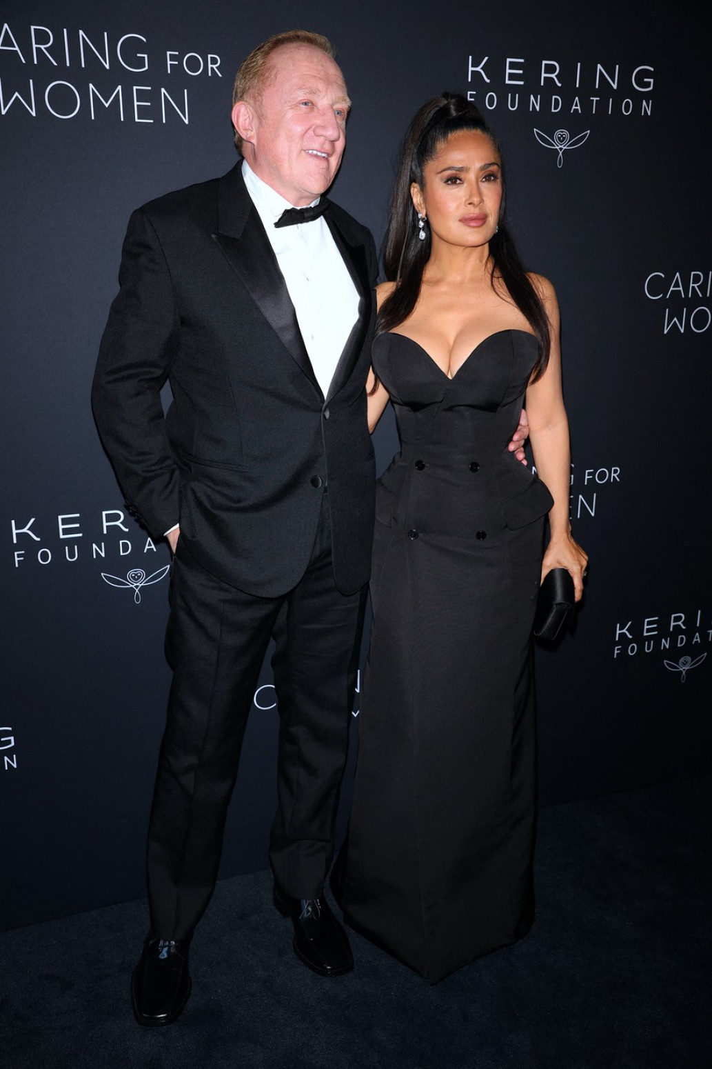 I kad je haljina jednostavna, ona je provokativna: Najbitnije je da se grudi vide FOTO