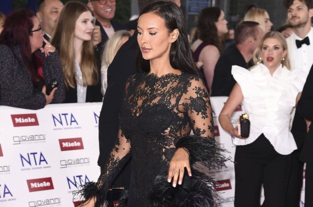 Savršena je: Seksi voditeljka u haljini od nojevog perja privukla poglede FOTO