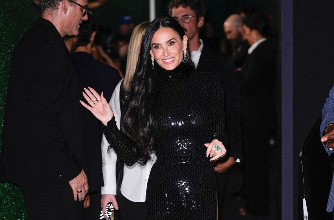 Prorez od kog "boli glava": Kakve noge ima ova žena u sedmoj deceniji FOTO