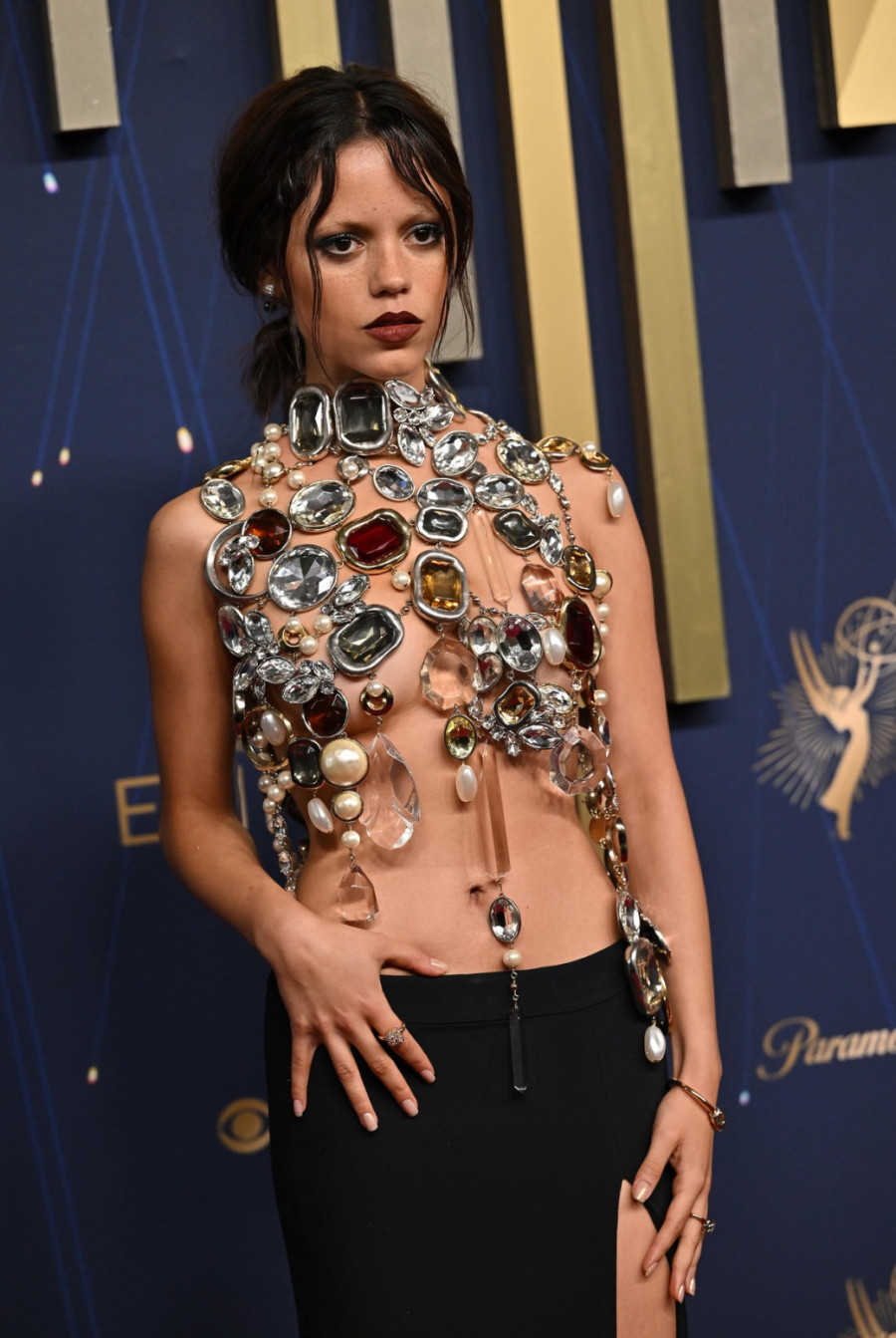 Sva u lancima, a grudi prekrivaju – kamenčići: Šokantno izdanje kontroverzne glumice FOTO