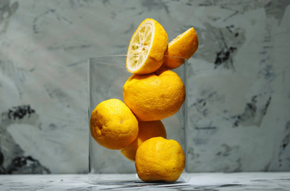 Ne bacajte stari limun: Upotrebite ga za ovaj fatastičan trik za kuću