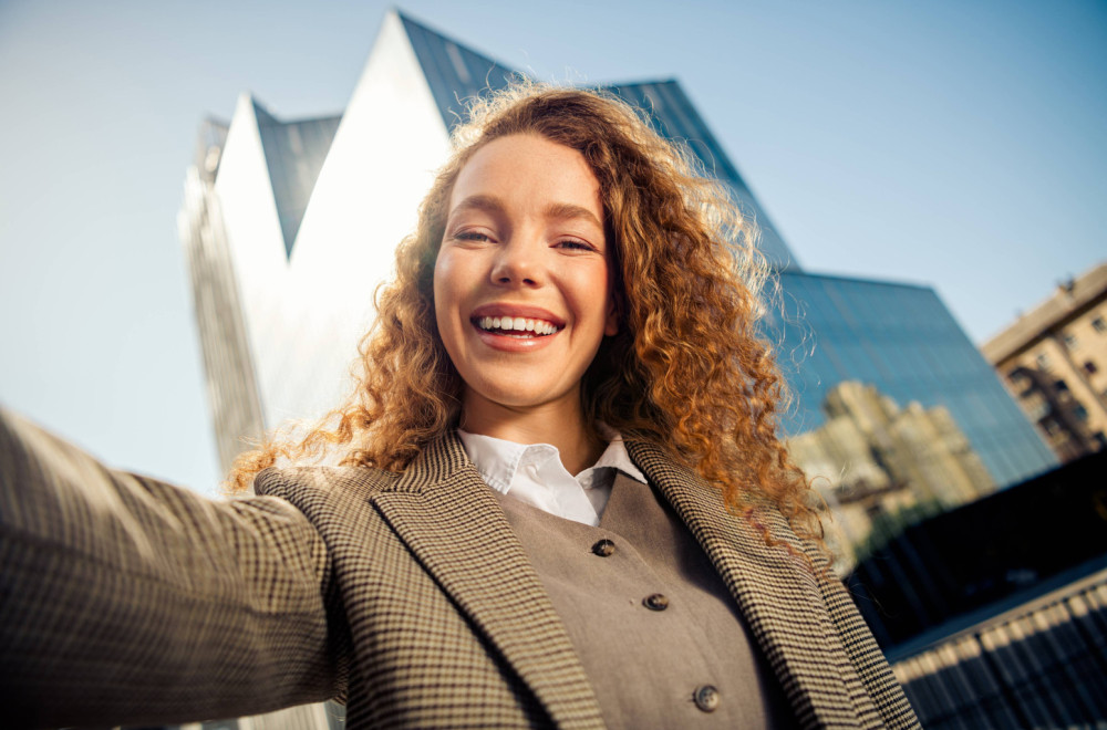 Osmehom prikrivaju unutrašnje oluje: 4 znaka koja vešto drže sve u sebi