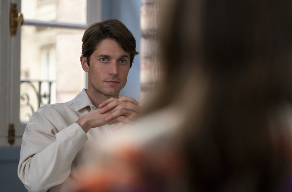 Da li se sećate ovog frajera iz hit serije "Emili u Parizu"? Opet je singl