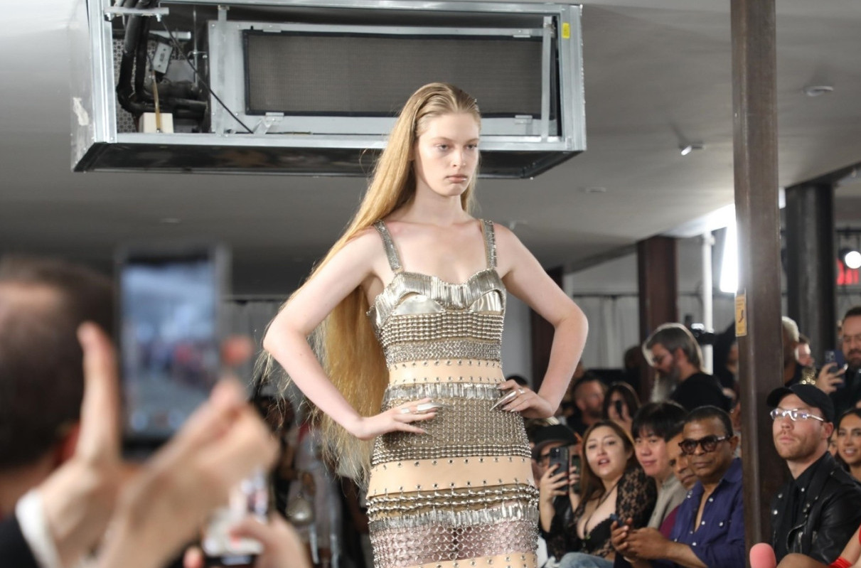 Transrodna ćerka Ilona Maska u "metalnoj" haljini: Šta će milijarder reći na ovo? FOTO