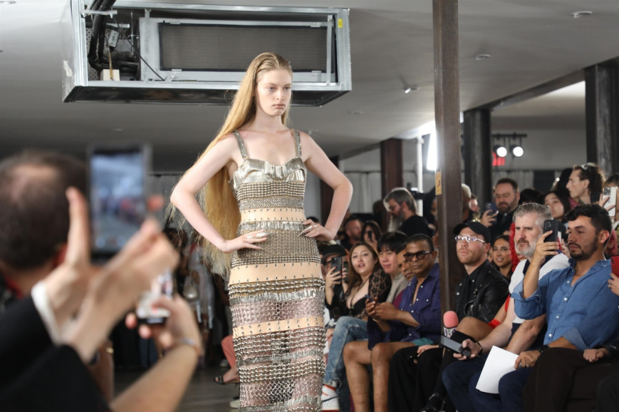 Transrodna ćerka Ilona Maska u metalnoj haljini: Šta će milijarder reći na ovo? FOTO