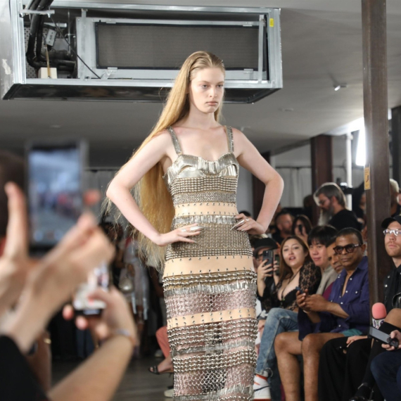 Transrodna ćerka Ilona Maska u "metalnoj" haljini: Šta će milijarder reći na ovo? FOTO