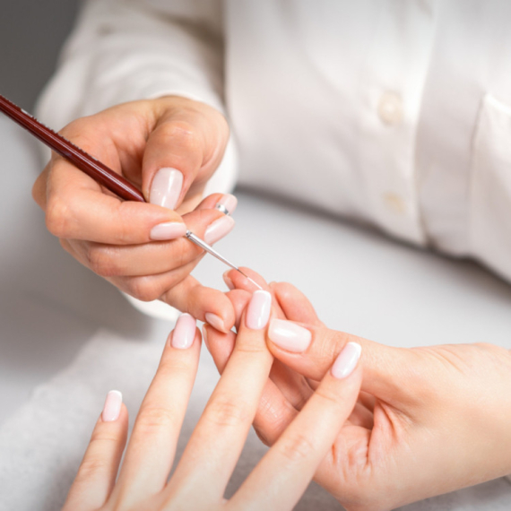 Tražila klasični francuski manikir, a dobila ovo: Pobegla u suzama iz salona VIDEO