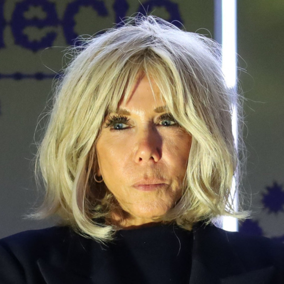 Skandal u Parizu: Brižit Makron vulgarno vređala feministkinje VIDEO