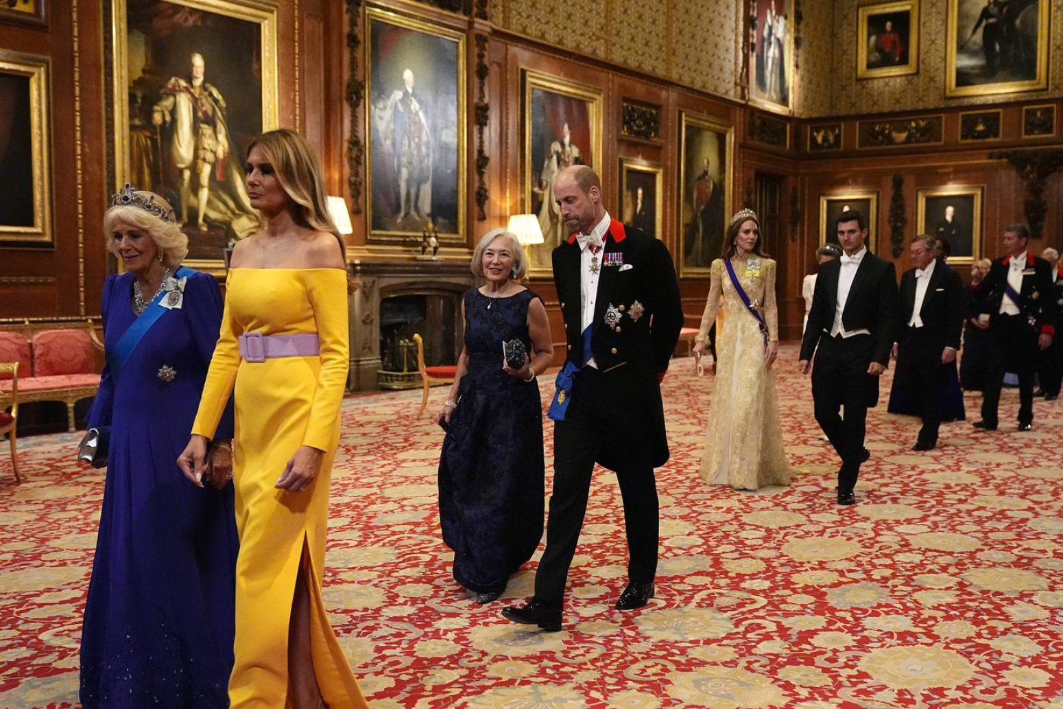 Modni okršaj: Melanija golim ramenima i šlicem pokazala moć, Kejt oduševila u svili i čipki FOTO