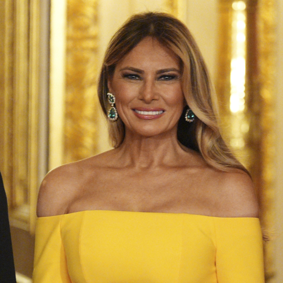 Modni "okršaj": Melanija golim ramenima i šlicem pokazala moć, Kejt oduševila u svili i čipki FOTO