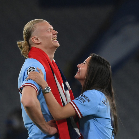 Druge su ga jurile, a on od malih nogu voli nju: Devojka najskupljeg fudbalera je "netipična" i prelepa FOTO