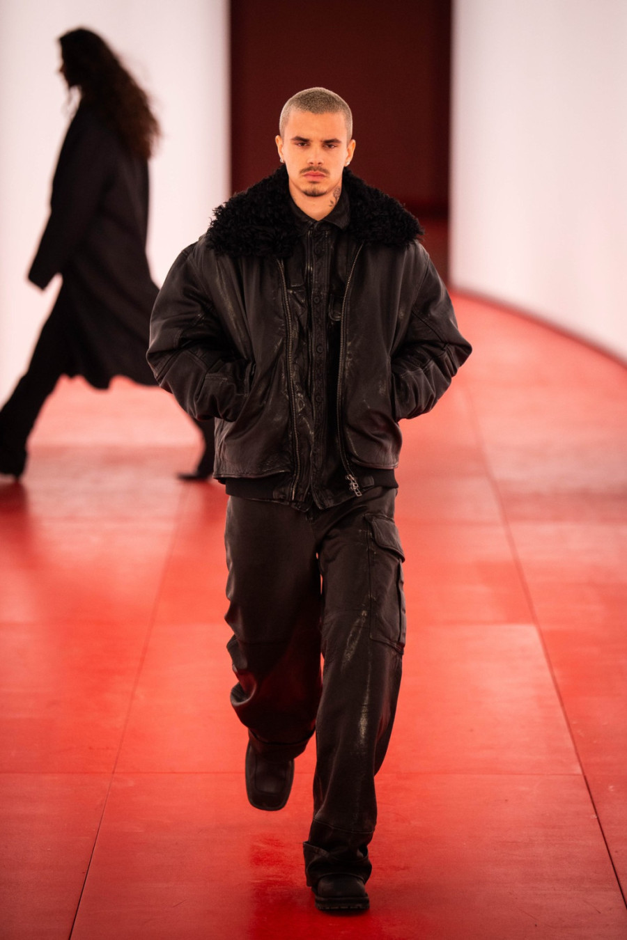 Od fudbala je odustao, ali na modnoj pisti briljira: Romeo Bekam i Viktoriju ostavio u senci FOTO