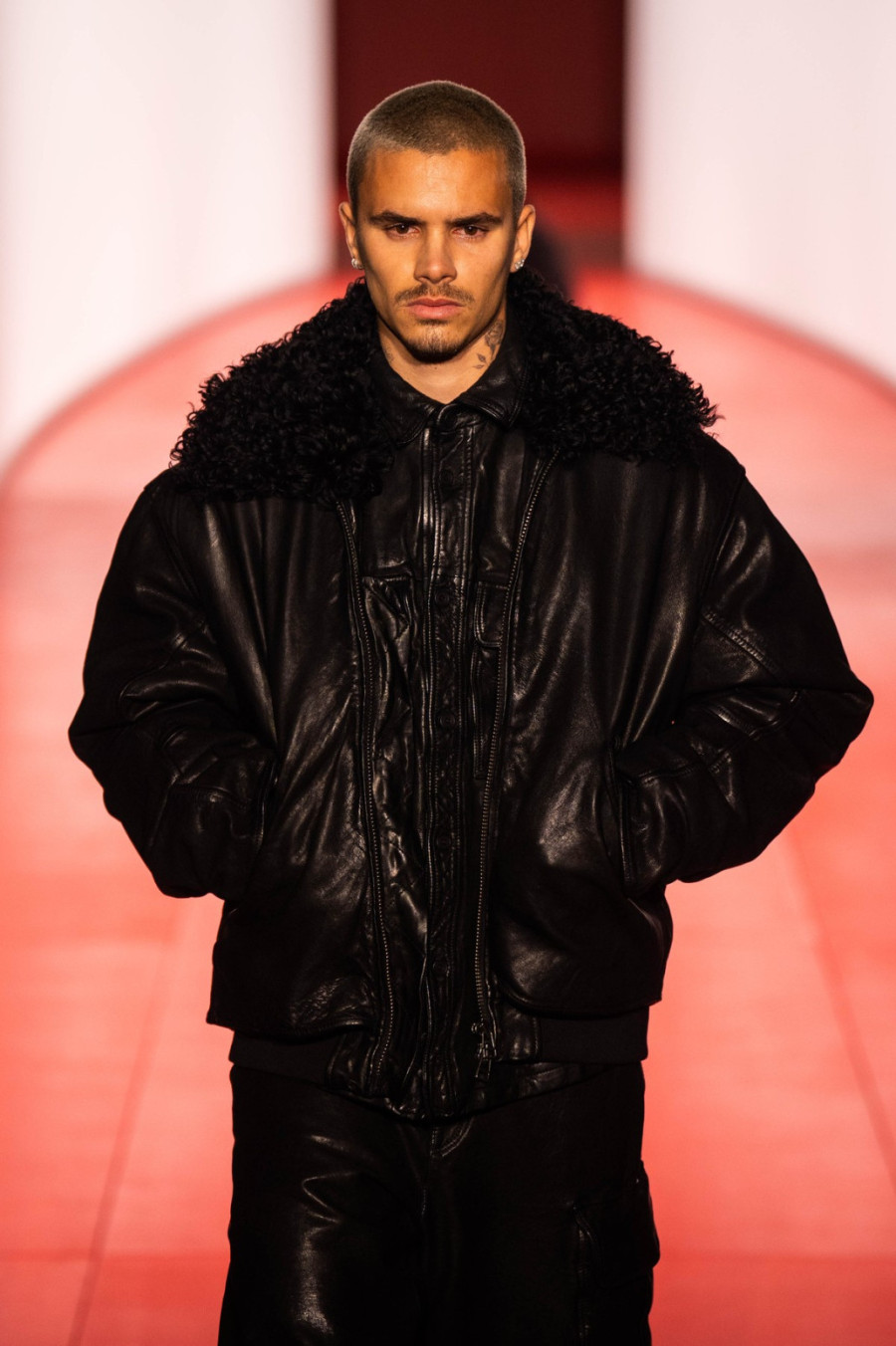 Od fudbala je odustao, ali na modnoj pisti briljira: Romeo Bekam i Viktoriju ostavio u senci FOTO