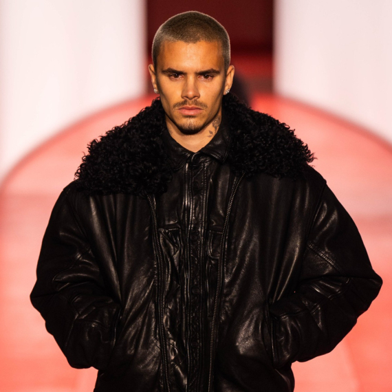 Od fudbala je odustao, ali na modnoj pisti briljira: Romeo Bekam i Viktoriju ostavio u senci FOTO