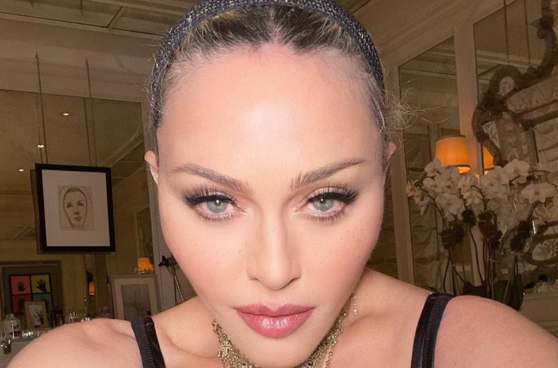 Kraljica popa jedva obuzdala grudi – a ovo je razlog FOTO