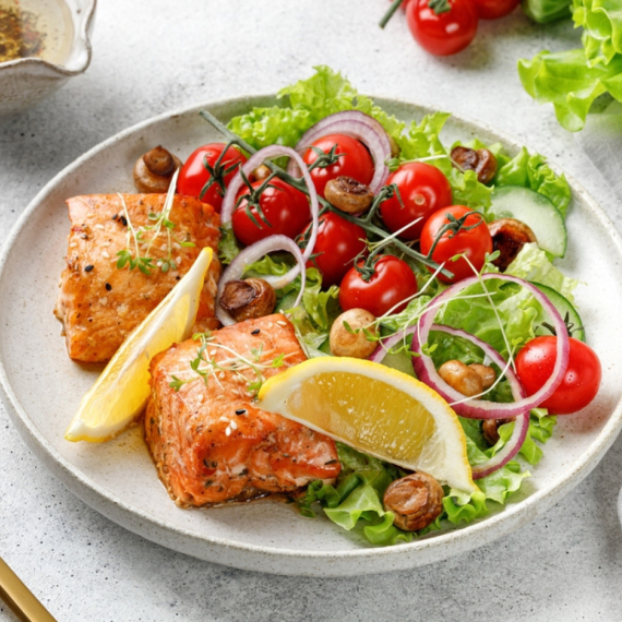 Proteinski obrok koji osvežava: Brza salata sa lososom