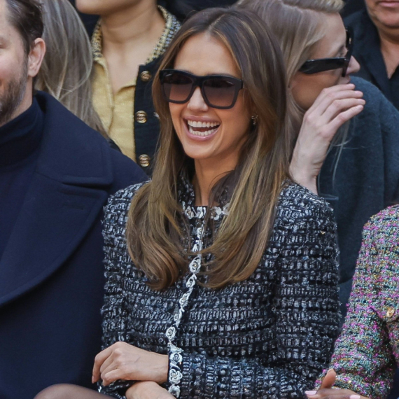 "Kao srednjoškolka": Usijale se mreže zbog Džesike Albe, "kriv" je novi dečko? FOTO