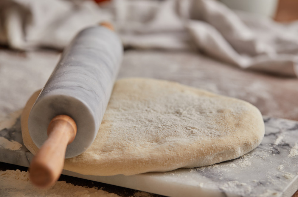 Lepi vam se testo? Nemojte da dodajete još brašna, već isprobajte ovaj trik VIDEO